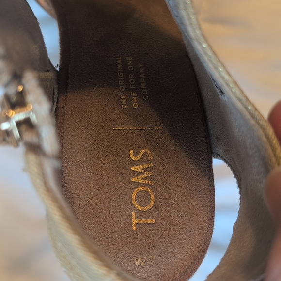 Tom's Size 7 Metallic Foil Champagne Majorca Cut Out Heels, NEW - Picture 4 of 11